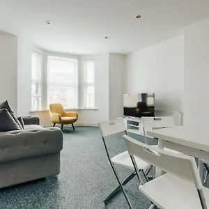 Modern Two Bedroom Apartment - Prime Location - Family - Business - Short Breaks Getaway Apartment