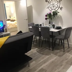 Stylish Apartment, & Town 2 Min Walk Apartment