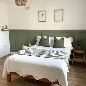 Central, Modern Apartment